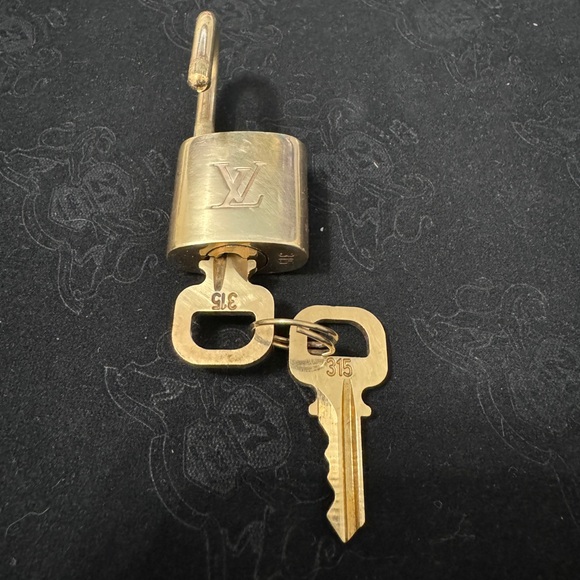 #315 Authentic Louis Vuitton Lock & Keys w/unbranded Chain - Picture 2 of 13